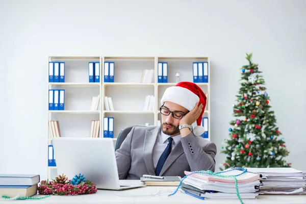 Genç işadamı Noel 'i ofiste kutluyor.