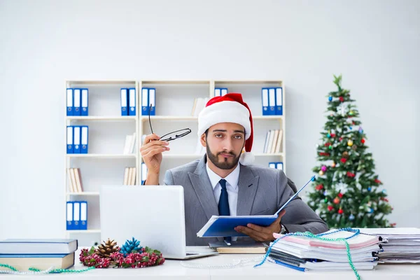 Genç işadamı Noel 'i ofiste kutluyor.