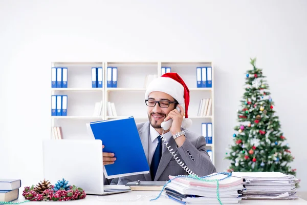 Genç işadamı Noel 'i ofiste kutluyor.