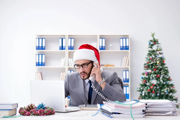 Genç işadamı Noel 'i ofiste kutluyor.