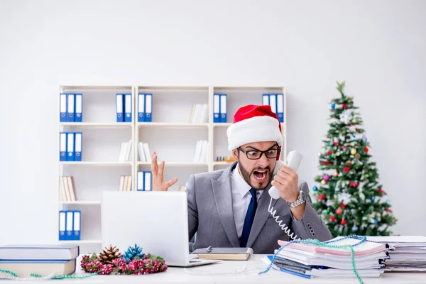 Genç işadamı Noel 'i ofiste kutluyor.