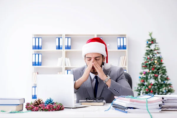 Genç işadamı Noel 'i ofiste kutluyor.