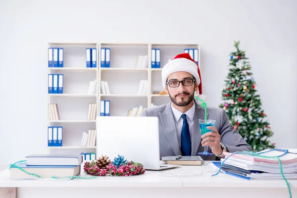 Genç işadamı Noel 'i ofiste kutluyor.