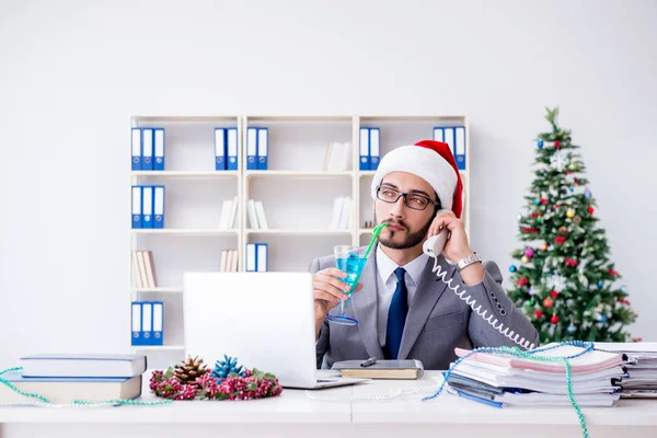 Genç işadamı Noel 'i ofiste kutluyor.