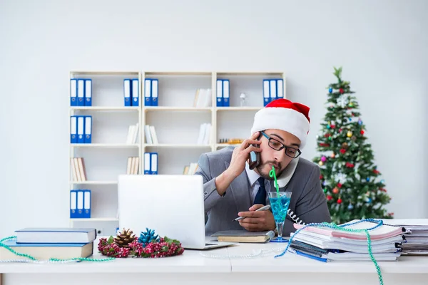 Genç işadamı Noel 'i ofiste kutluyor.