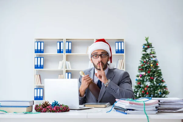 Genç işadamı Noel 'i ofiste kutluyor.