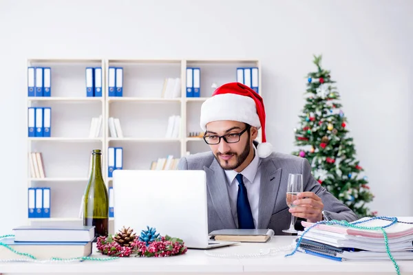事務所でクリスマスを祝う若いビジネスマン — ストック写真
