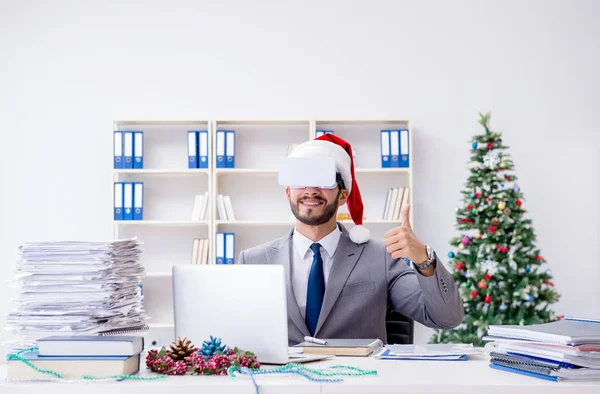 Genç işadamı Noel 'i ofiste kutluyor.