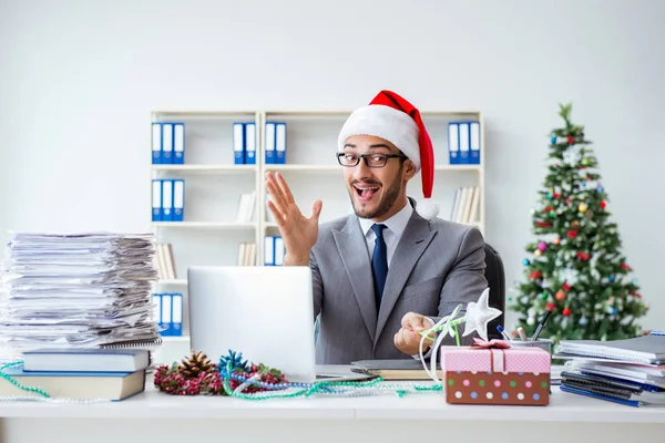 Genç işadamı Noel 'i ofiste kutluyor.