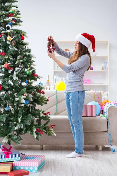 Menina única decoração árvore de Natal — Fotografia de Stock