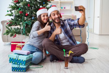 Genç çift Noel 'de selfie çekiyor.