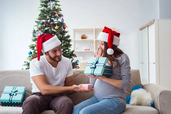 Genç aile Noel 'i kutlayan bir bebek bekliyor. — Stok fotoğraf