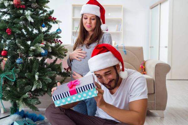 Jong gezin verwacht kind baby vieren kerst — Stockfoto