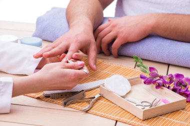 Erkekler için el manikürü konsepti