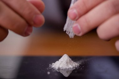 Ofisteki uyuşturucu bağımlısı işadamı.