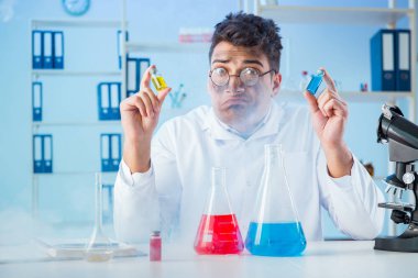 Laboratuvarda çalışan çılgın bir kimyager.