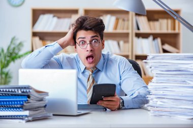 Ofiste çalışan komik muhasebeci.