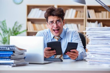 Ofiste çalışan komik muhasebeci.