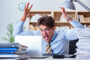 Ofiste çalışan komik muhasebeci.