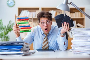 Ofiste çalışan komik muhasebeci.