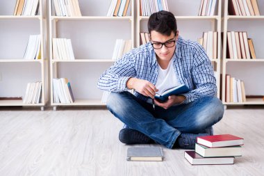 Genç öğrenci kitaplarla çalışıyor.