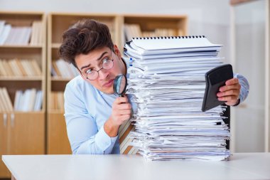 Ofiste çalışan komik muhasebeci.