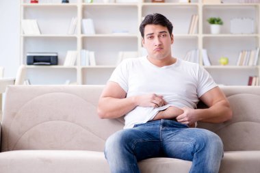 Midesi bulanan ve kusan bir adam.