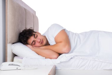 Yatakta uykusuzluk çeken bir adam.