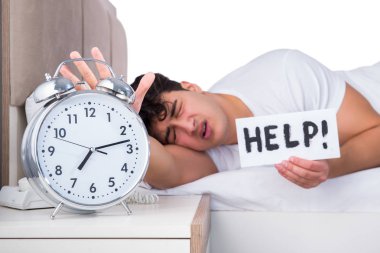 Yatakta uykusuzluk çeken bir adam.