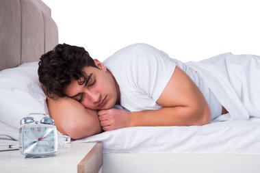 Yatakta uykusuzluk çeken bir adam.