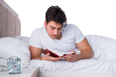 Yatakta uykusuzluk çeken bir adam.