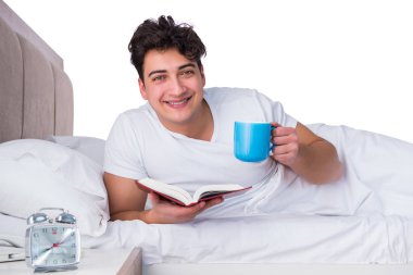 Yatakta uykusuzluk çeken bir adam.