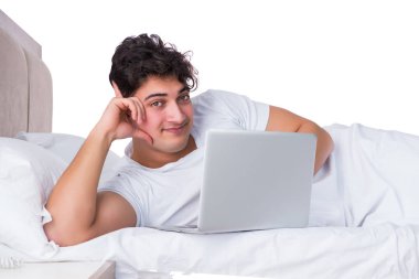 Yatakta uykusuzluk çeken bir adam.