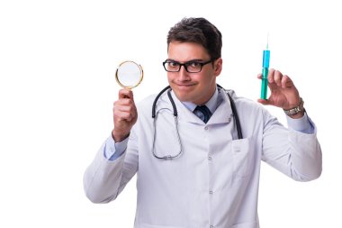 Genç doktor bir büyüteç ve w izole bir şırınga ile