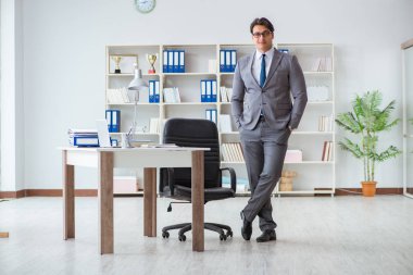 İş adamı işte ara verirken eğleniyor.