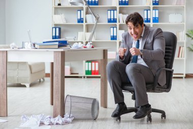 İş adamı işte ara verirken eğleniyor.