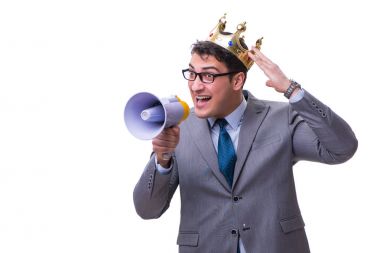 Beyaz arka plan üzerinde izole bir megafon ile Kral işadamı