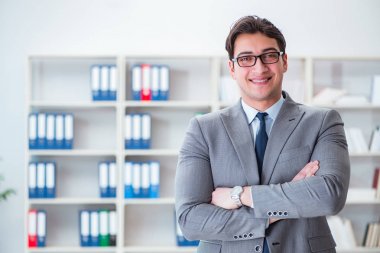 Ofiste çalışan genç bir işadamı.