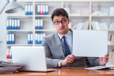 Ofisteki işadamı elinde boş bir mesaj panosu tutuyor.