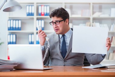 Ofisteki işadamı elinde boş bir mesaj panosu tutuyor.