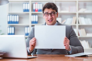 Ofisteki işadamı elinde boş bir mesaj panosu tutuyor.