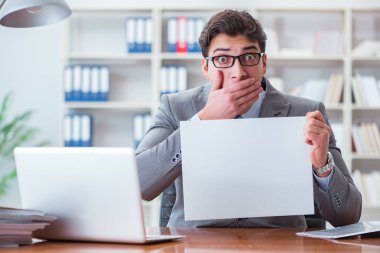 Ofisteki işadamı elinde boş bir mesaj panosu tutuyor.