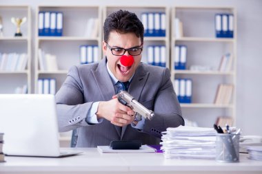 Ofiste çalışan palyaço işadamı sinirli bir...