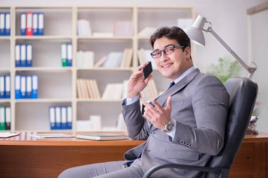 Ofiste çalışan genç bir işadamı.