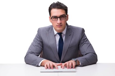 Genç işadamı beyaz sırtında izole edilmiş bir klavyede daktilo kullanıyor.