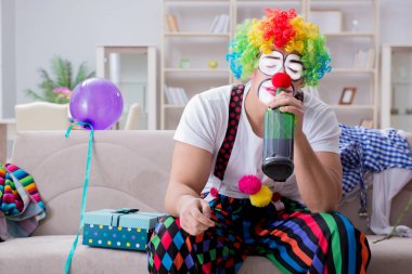 Sarhoş palyaço evde parti veriyor.