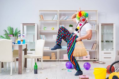 Komik palyaço evde temizlik yapıyor.