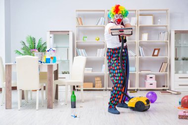 Komik palyaço evde temizlik yapıyor.