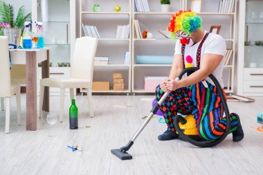 Komik palyaço evde temizlik yapıyor.