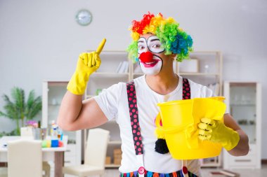 Komik palyaço evde temizlik yapıyor.